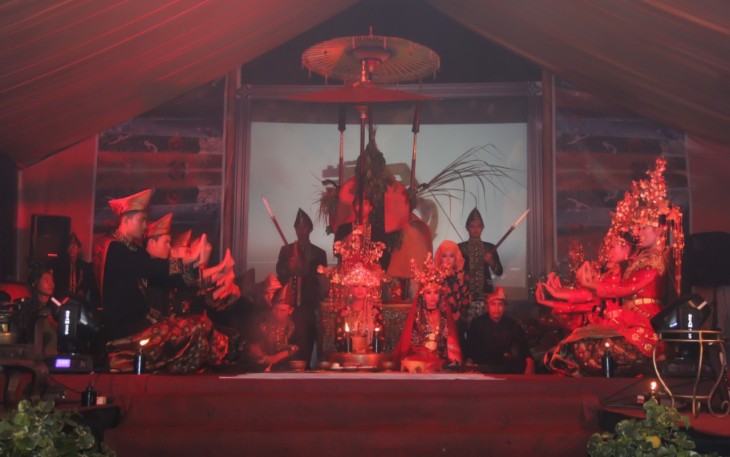 Tari kejei dalam malam puncak Pasar Betaboer, di TMII Jakarta.