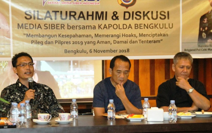 Ketua SMSI Bengkulu (kiri) bersama Kapolda Bengkulu (tengah) dan Kadis Kominfo dan Statistik Provinsi Bengkulu (kanan)