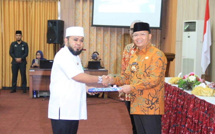 Gubernur Bengkulu Rohidin Mersyah menyerahkan secara resmi Daftar Isian Pelaksanaan Anggaran (DIPA) ke Walikota Bengkulu 