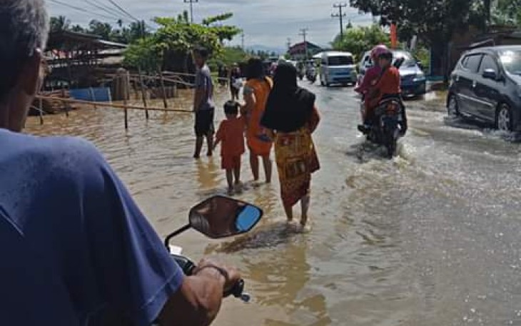 Banjir merendam jalan raya dan rumah warga Tanjung Agung