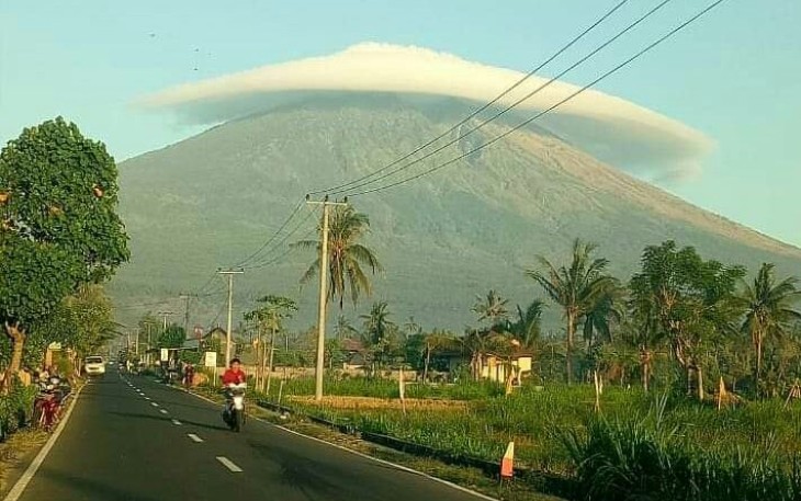 Gunung Semeru "Bertopi Awan". Foto: Twitter @Sutopo_PN