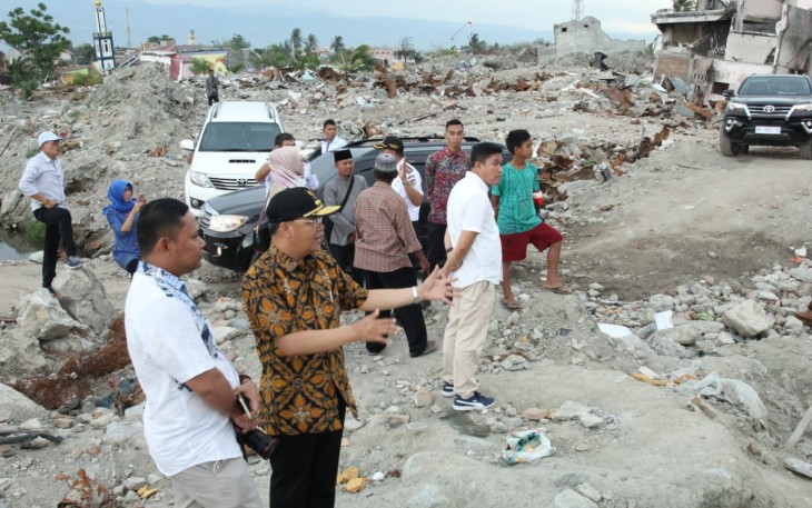 Pelaksana Tugas (Plt) Gubernur Bengkulu Rohidin Mersyah sempat menundukkan kepala dengan mata berkaca-kaca melihat bangunan-bangunan tertelan bumi di Perumnas Balaroa, Palu.