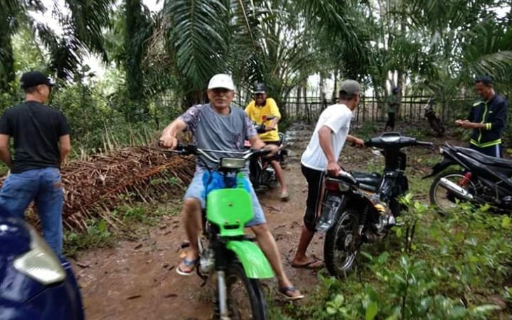 Plt Bupati Gusnan Mulyadi saat bergegas meninjau lokasi memggunakan sepeda motor