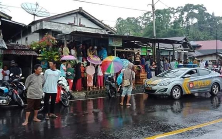 Saat kejadian warga berkerumun dikediaman korban. Foto: FB Alvin Nurdin 