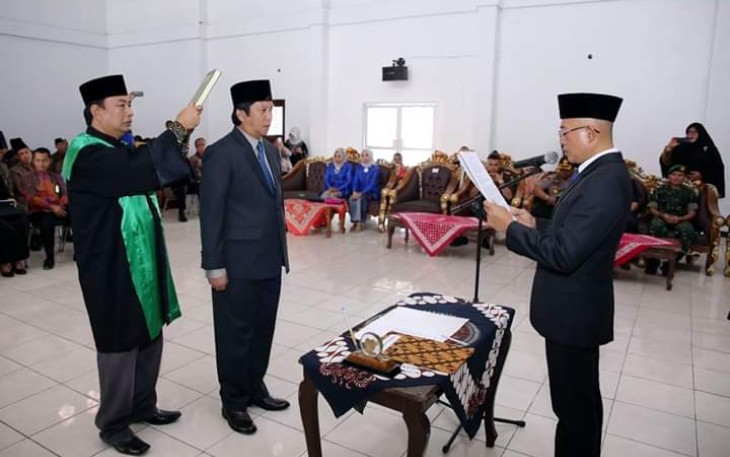 Pelaksana Tugas Bupati Bengkulu Selatan Gusnan Mulyadi SE MM saat melantik dan mengambil sumpah jabatan Yudi Satria SE MM sebagai Sekda Bengkulu Selatan 