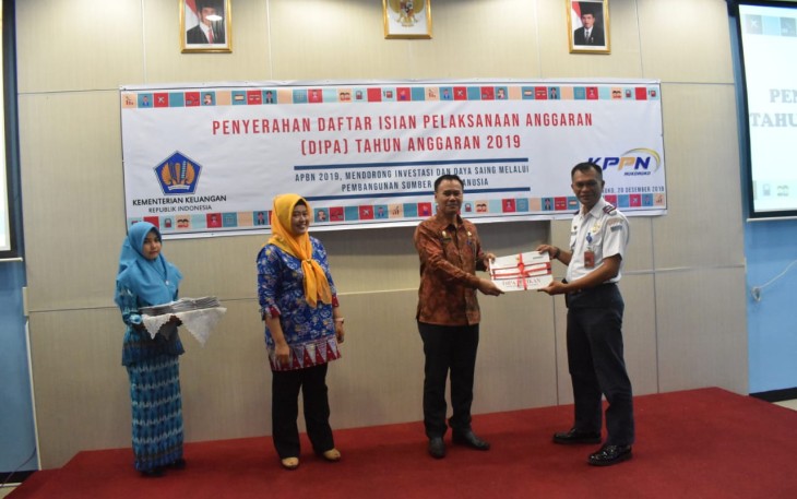 Penyerahan DIPA oleh Sekretaris Daerah mewakili Bupati Mukomuko kepada Satuan Kerja didampingi oleh Kepala KPPN Mukomuko