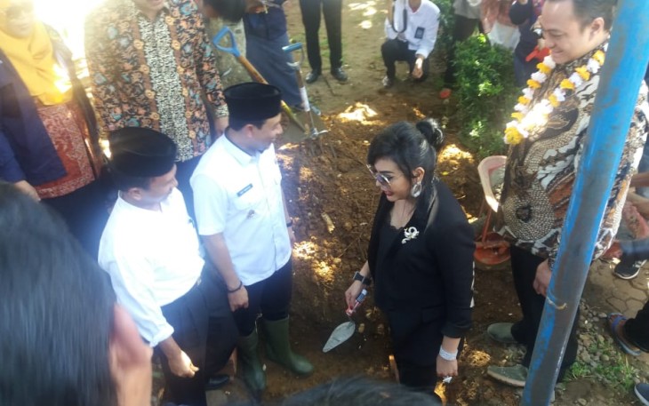 Maya Miranda Ambarsari bersama Wakil Walikota Dedy Wahyudi saat melakukan peletakan batu pertama pembangunan masjid Khalifah di SMAN 05 Kota Bengkulu
