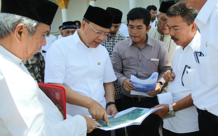 Gubernur Bengkulu Rohidin Mersyah meninjau Pembangunan Masjid Raya Baitul Izzah