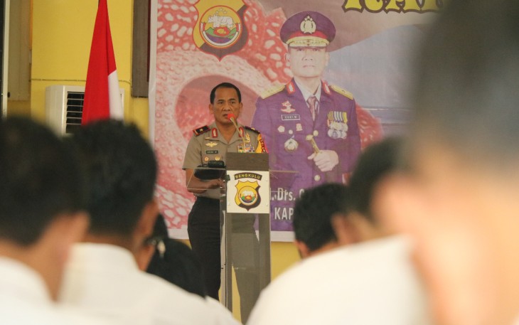 Kapolda Bengkulu saat memberikan arahan pada seluruh penyidik Polda Bengkulu dan Polres Jajaran pada acara Rapat Koordinasi Teknis (RAKOR) Fungsi Teknis Reskrim, Selasa, (22/01/2018) di Gedung Adem Polda Bengkulu.