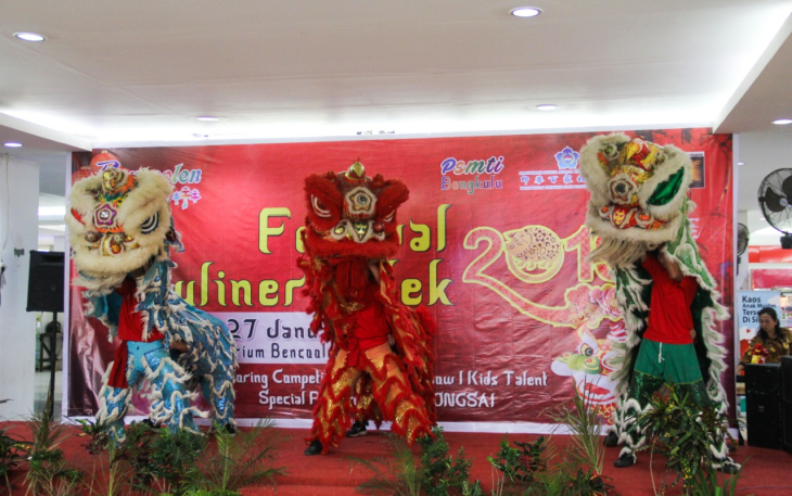 Para Pengunjung Disuguhi Pertunjukan Barongsai