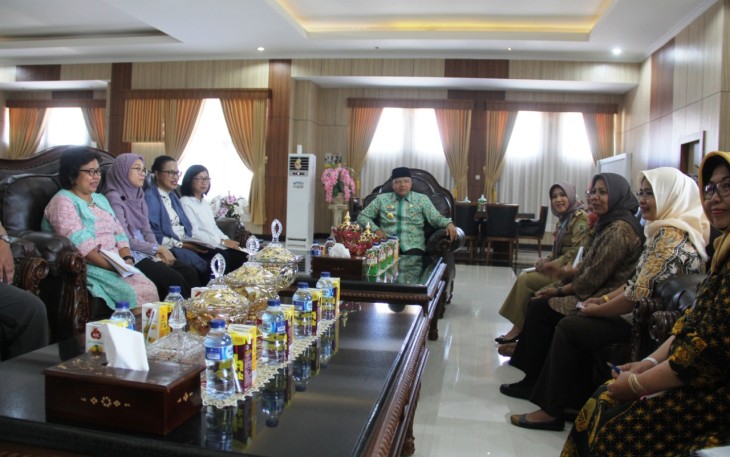 Gubernur Bengkulu Rohidin Mersyah saat Audiensi bersama WCC Cahaya Perempuan dan Kedutaan Indonesia-Australia Program Kesetaraan Gender dan Pemberdayaan Perempuan, di Ruang Kerja Gubernur Bengkulu, Senin (18/02).