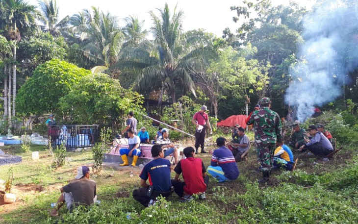 Anggota Polsek Kaur Tengah, Koramil dan warga saat gotong royong bersihkan lingkungan TPU