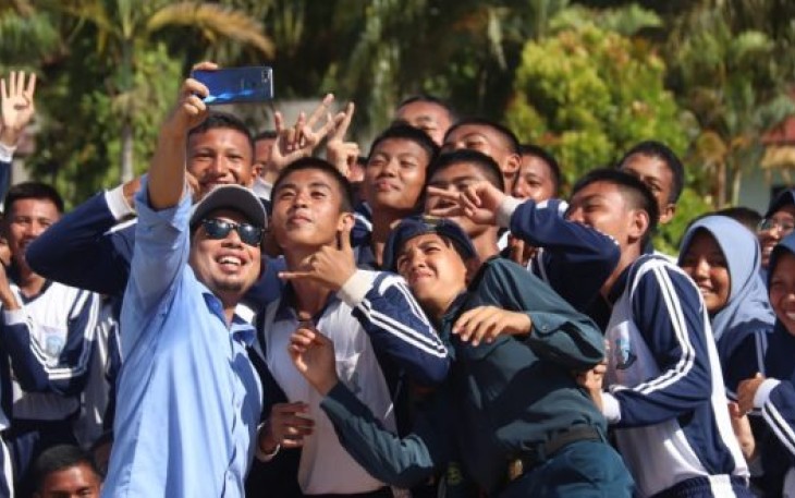 Wakil Wali Kota Bengkulu Dedy  Wahyudi saat berfoto selfie dengan para siswa baru SMAN 7