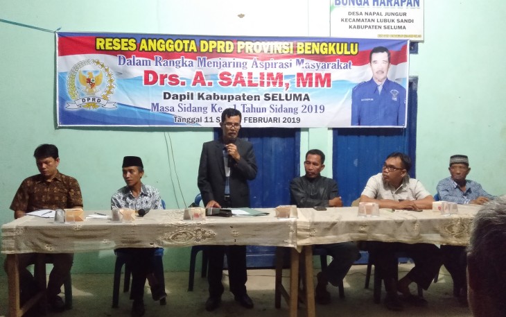 Kepala Desa Dusun Tengah Hijrah Dan Anggota DPRD Provinsi Bengkulu A Salim Saat Mengadakan Reses Di Desa  Napal Jungur