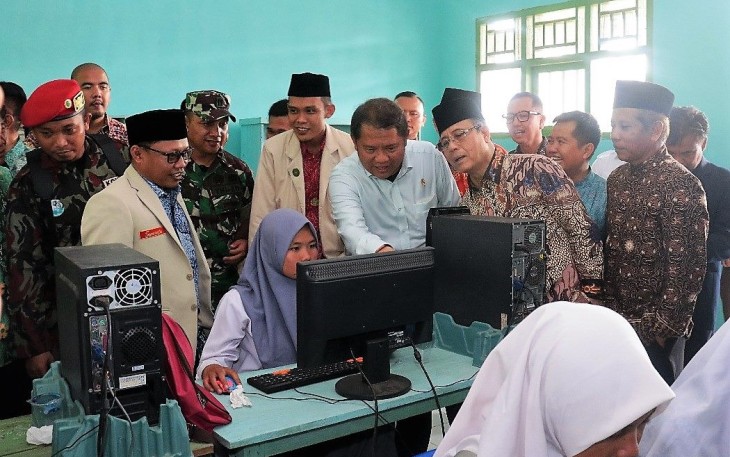 Menkominfo saat berada di Laboratorium Komputer SMA Muhammadiyah 1 Tais