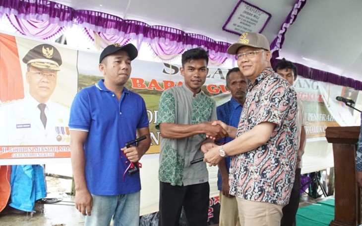 Penyerahan alat pertanian sebagai wujud kepedulian Gubernur Bengkulu Rohidin Mersyah dalam mewujudkan peningkatan ekonomi Bengkulu dalam bidang pertanian, sekaligus untuk kesejahteraan para petani.