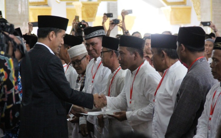 Presiden RI Joko Widodo serahkan 20 sertifikat lahan hibah masjid, pondok pesantren, TPU, dan Panti Asuhan seusai shalat Jumat di Masjid Raya Baitul Izzah