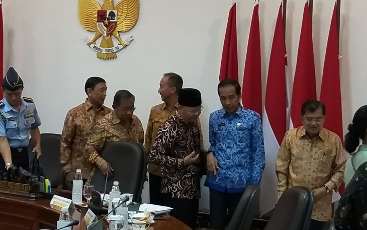 Rapat terbatas penyelesaian 1. Pemukiman di dalam HGU dan Pemukiman-Desa di kawasan lindung di Bengkulu bersma Bapak Presiden dan Wakil Presiden serta seluruh Menko, hari ini Selasa 26 Feb 2019