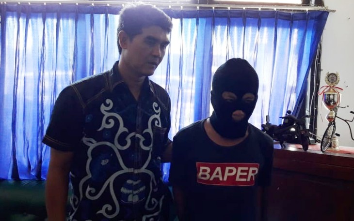 Tersangka (kanan) saat diamankan di Mapolsek Teluk Segara, Kota Bengkulu