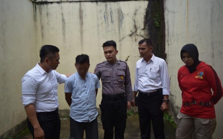Polisi saat menangkap pelaku pencabulan