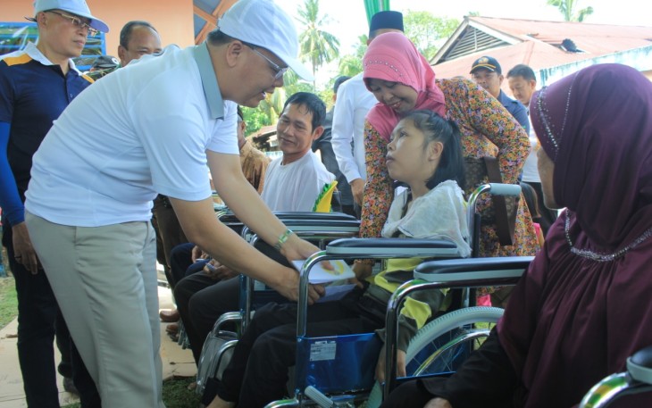 Gubernur Bengkulu Rohidin Mersyah menyerahkan bantuan dari Pemerintah Provinsi Bengkulu kepada para penyandang Disabilitas.