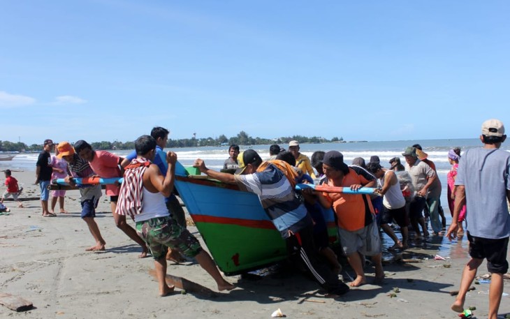 Salah satu adegan di film Botoi Botoi, nelayan gotong royong dorong sampan ke darat