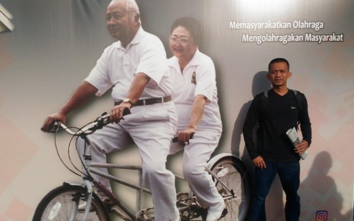 Warga Antusias Berfoto Bersama Pak Harto dan Ibu Tien di CFD