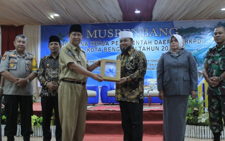 Staf Ahli Gubernur Bidang Kemasyarakatan dan SDM Muslih Z Terima Usulan Proposal Pembangunan Tersebut Diserahkan Langsung Oleh Walikota Bengkulu Helmi Hasan 