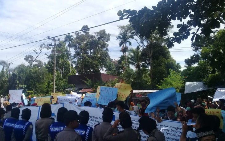 FAKAM saat gelar aksi simpatik di depan Kantor Walikota dan DPRD Kota Bengkulu