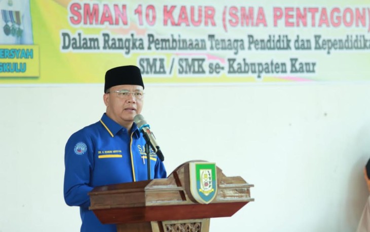 Gubernur Rohidin, saat berkunjung ke SMA Pentagon, Kabupaten Kaur, (12/04/2019).