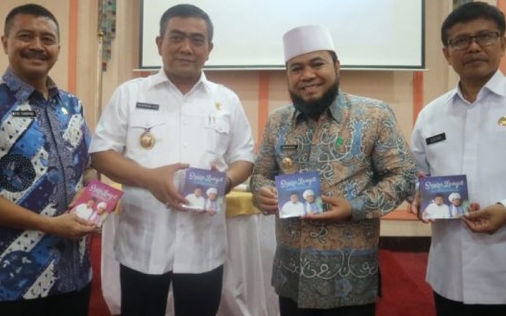 Wali Kota Bengkulu Helmi Hasan dan Wali Kota Cirebon  Nashrudin Azis Foto Bersama 