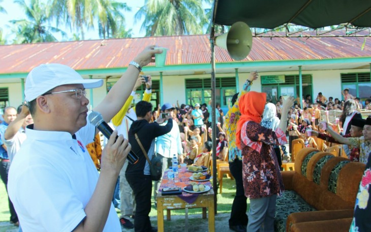 Gubernur Bengkulu Rohidin Mersyah Ajak Anak-Anak Minum Susu Bersama 