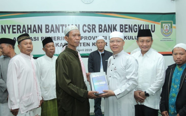 Gubernur Bengkulu Rohidin Mersyah serahkan dana hibah bantuan pembangunan masjid Masjid Nurul Huda