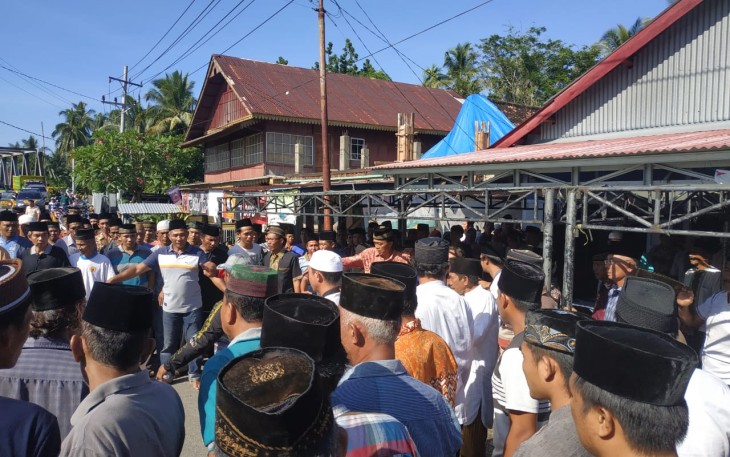 Masyarat Kaur saat melayat di rumah duka
