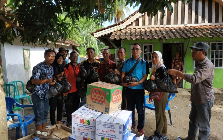 Penyerahan sembako dengan kepala Desa Tanjung dalam Kecamatan Tetap