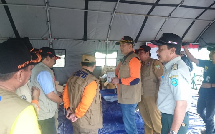 Kepala BNPB didampingi BPBD dan Sekda Provinsi Bengkulu memantau kondisi lapangan.