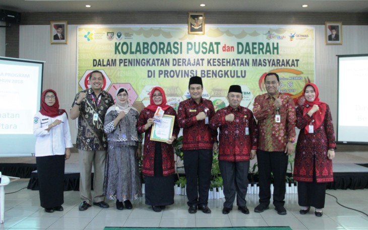 Sekretaris daerah Nopian Andusti Dan Kepala Dinas Kesehatan Provinsi Bengkulu Herwan Antoni Foto Bersama 