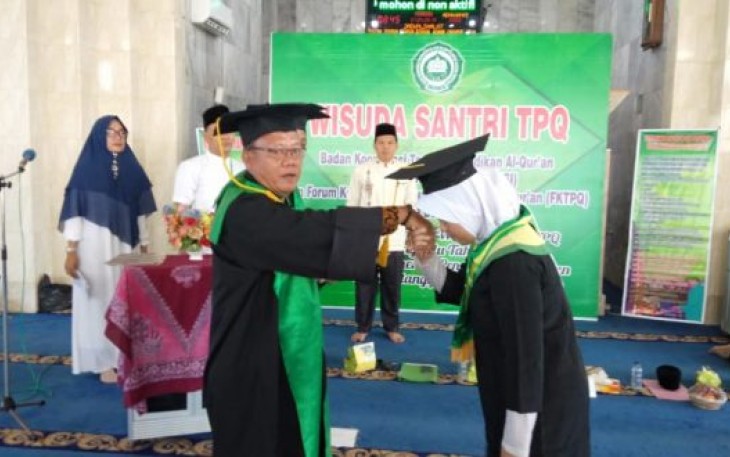 Kepala Bagian Bina Kesejahteraan Sosial Sekretariat Daerah Kota Bengkulu Karnadi Mewisuda 700 Santri 