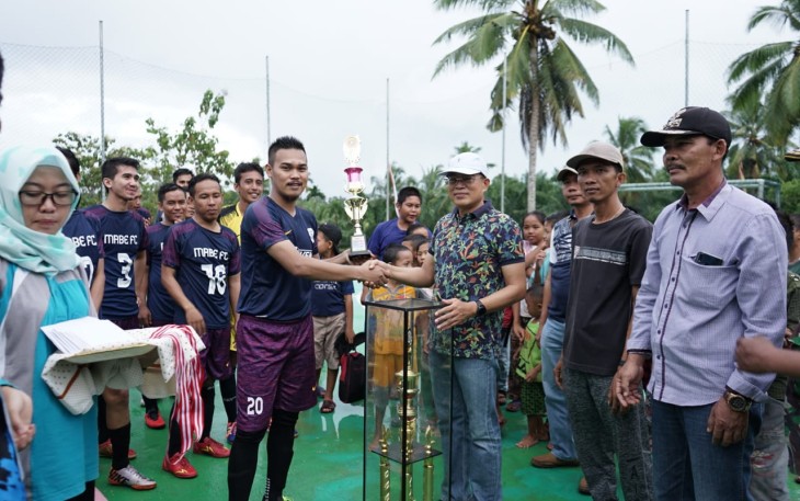 Plt Bupati Bengkulu Selatan Gusnan Mulyadi Berikan Piala 