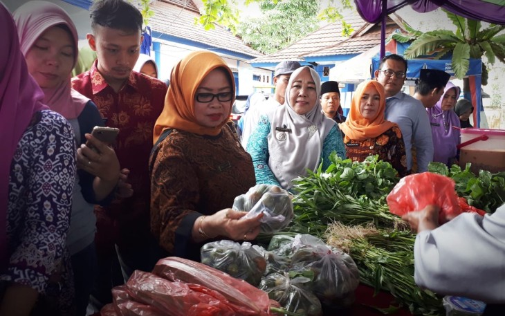  Asisten II Pemerintah Kota Bengkulu Dra. Zuliyati dan Kepala Dinas Perindustrian dan Perdagangan Kota Bengkulu Dewi Dharma Melihat Bahan Pokok 