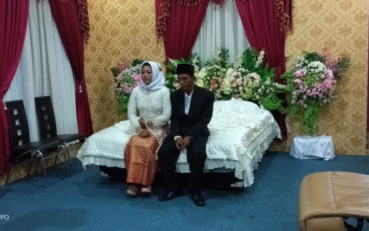 Pasangan Maireza Saputra dan Yuis Pratama Sari Warga Kelurahan Pasar Bengkulu Yang Mendapat Kesempatan Pertama Kali Untuk Berbulan Madu di Balai Kota 