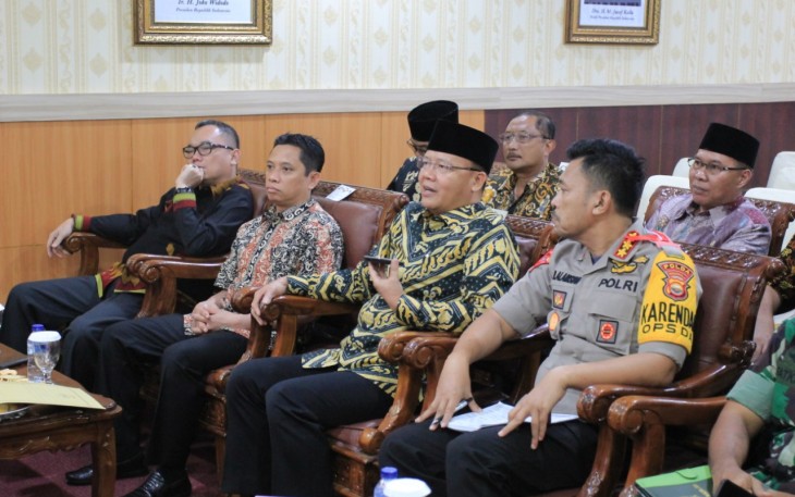 Gubernur Bengkulu Rohidin Mersyah  Saat Melakukan Video Confrence Pemantauan Pemilu