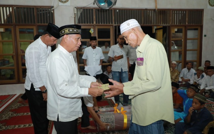 Plt. Bupati Asahan, Surya saat memberikan santunan kepada kaum dhuafa dalam kegiatan Safari Ramadhan 1440 H di Mesjid Nurul Ikhsan, desa Mekar Sari, Buntu Pane. Senin, (13/5/2109). Foto : Diskominfo Asahan/KlikWarta.com