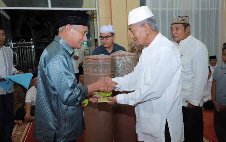 Plt Bupati Asahan Surya Berikan Bantuan