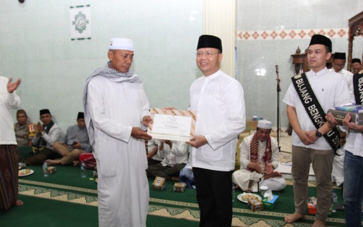 Gubernur Bengkulu Rohidin Mersyah Beri Bantuan  Masjid Jamik Al-Azhar Pasar Muara Aman Kecamatan Lebong Utara Kabupaten Lebong
