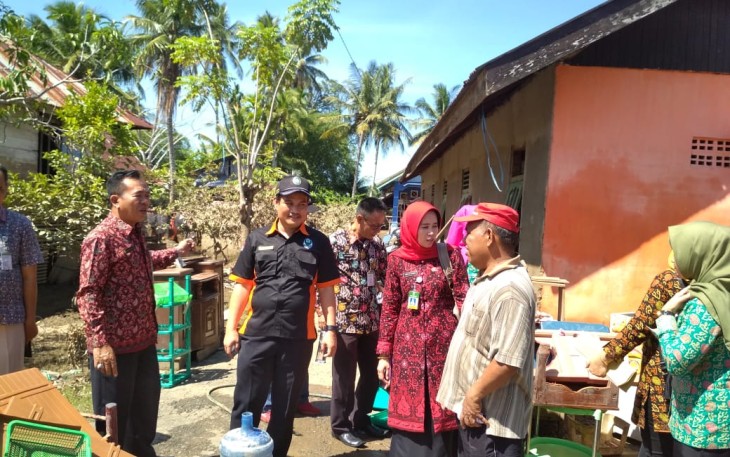 Kepala Dinas Kesehatan Provinsi Bengkulu Herwan Antoni Ditemani Sekretaris dan Pejabat Struktural Kunjungi Rumah Salah Satu ASN Terdampak Banjir 