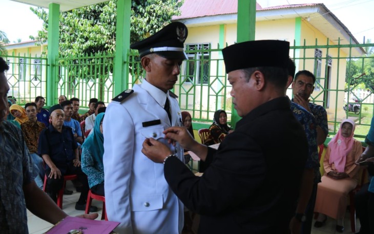 Camat Air Besi Kalman Damawi, S.Sos Lantik Pjs Kepala Desa Lubuk Balam Akibah