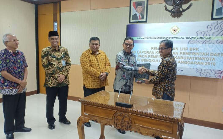 Bupati Kepahiang Dr. Ir. Hidayattullah Sjahid, MM,IPU dan Kepala BPK RI Perwakilan Bengkulu, Arief Agus, SE MM,Ak CPA