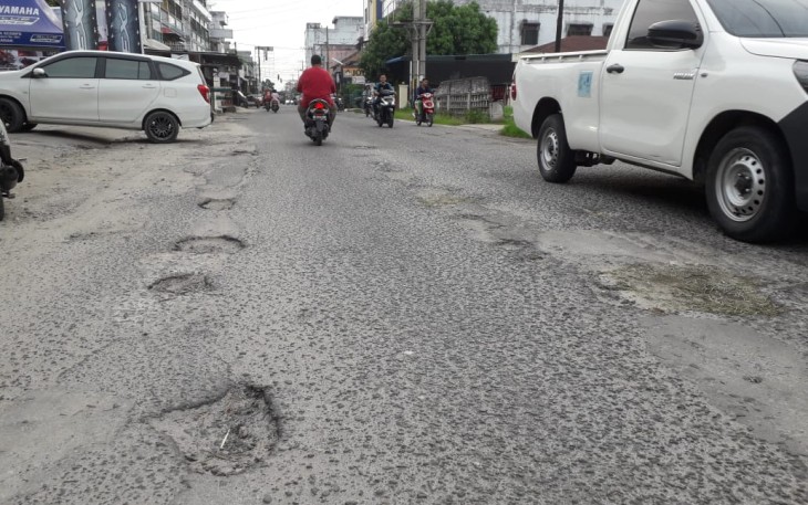 Kondisi Jalan Diponegoro Kota Kisaran Yang Banyak Ditemukan Lubang di Sepanjang Badan Jalan