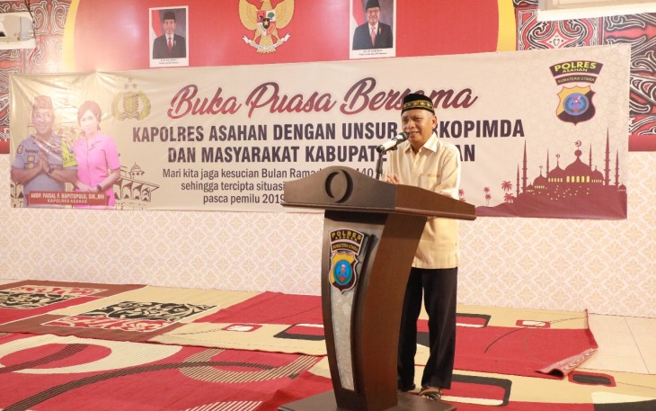 Plt Bupati Asahan Surya Saat Memberikan Kata Sambutan Pada Acara Buka Puasa Bersama di Aula Mapolres Asahan